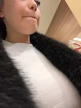 Snapshot of Chloe__Moon chatting on January 2025 02:45:01 PM Chloe Moon online show from January 2025 02:45:01 PM