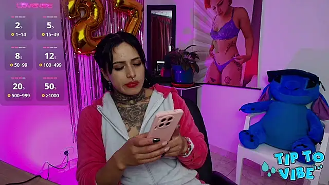 Snapshot of TinnaDawsom chatting on March 2025 01:09:01 AM TinnaDawsom online show from March 2025 01:09:01 AM