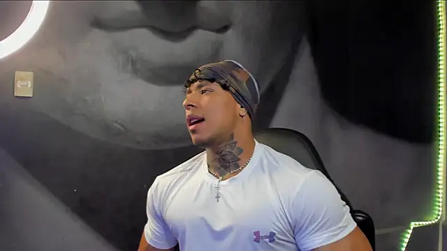 Snapshot of bradley_smith chatting on February 2025 02:07:01 AM bradley smith online show from February 2025 02:07:01 AM