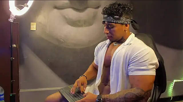 Snapshot of bradley_smith chatting on February 2025 01:38:01 PM bradley smith online show from February 2025 01:38:01 PM