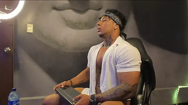 Snapshot of bradley_smith chatting on February 2025 04:42:02 PM bradley smith online show from February 2025 04:42:02 PM