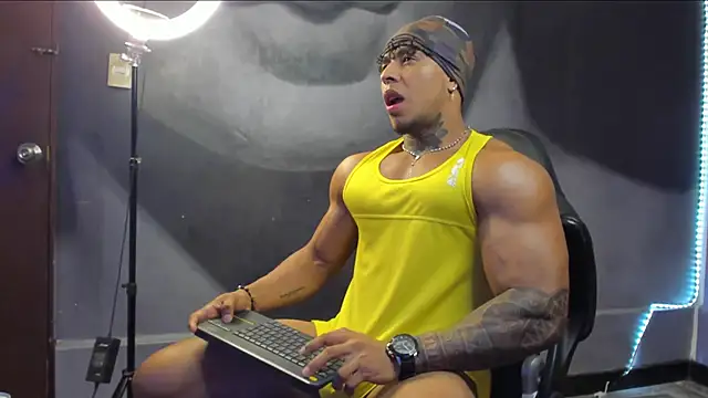 Snapshot of bradley_smith chatting on February 2025 10:51:01 AM bradley smith online show from February 2025 10:51:01 AM