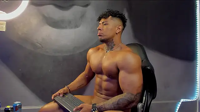 Snapshot of bradley_smith chatting on February 2025 08:03:01 AM bradley smith online show from February 2025 08:03:01 AM