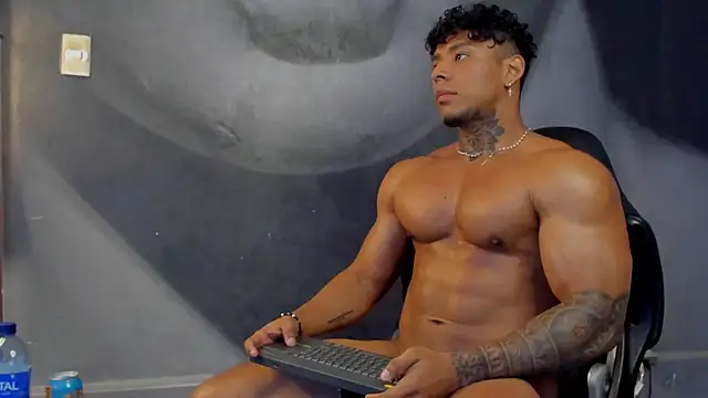 Snapshot of bradley_smith chatting on March 2025 08:13:01 AM bradley smith online show from March 2025 08:13:01 AM