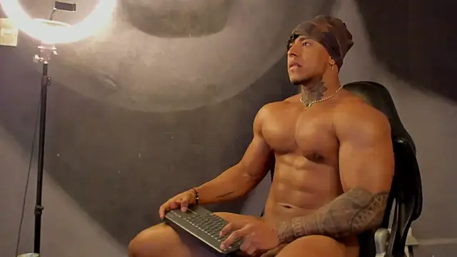 Snapshot of bradley_smith chatting on March 2025 12:55:02 PM bradley smith online show from March 2025 12:55:02 PM