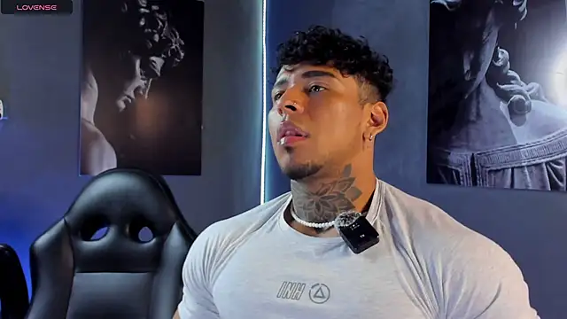 Snapshot of bradley_smith chatting on October 2025 03:37:02 AM bradley smith online show from October 2025 03:37:02 AM