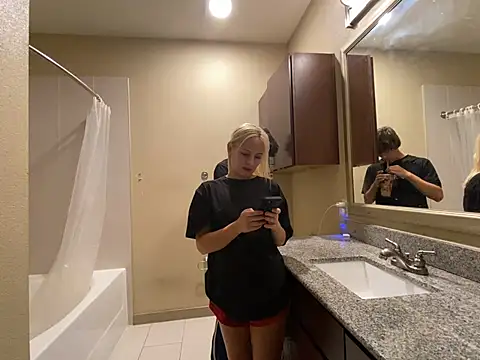 Snapshot of girlfriendmissy chatting on December 2024 03:33:02 PM girlfriendmissy online show from December 2024 03:33:02 PM