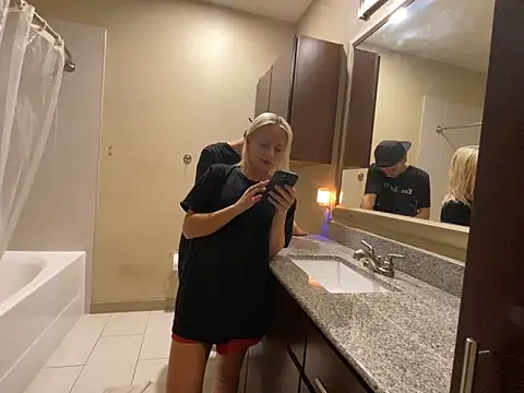 Snapshot of girlfriendmissy chatting on December 2024 08:25:02 PM girlfriendmissy online show from December 2024 08:25:02 PM