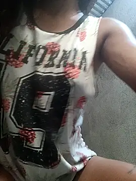 Snapshot of Little_Pau_Dirty chatting on October 2025 08:10:01 PM Little Pau Dirty online show from October 2025 08:10:01 PM