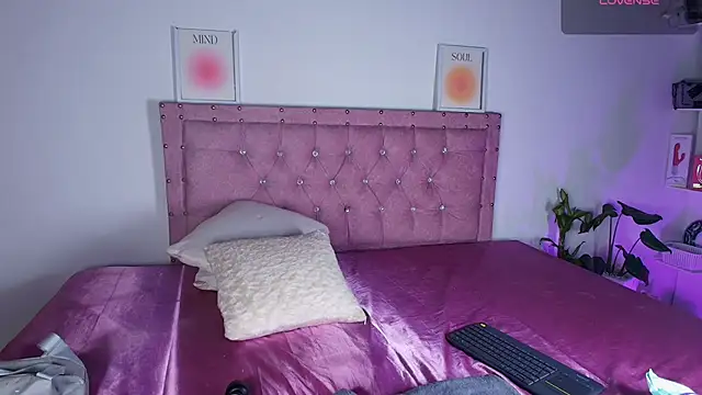 Snapshot of April_Scarlett chatting on November 2025 09:48:01 PM April Scarlett online show from November 2025 09:48:01 PM