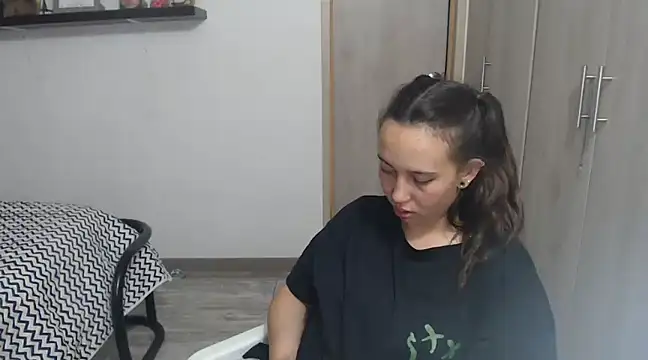 Skarlet Adams28 online show from December 2024 04:42:02 AM