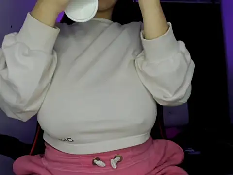 Snapshot of silviamilk chatting on November 2025 04:01:02 AM silviamilk online show from November 2025 04:01:02 AM