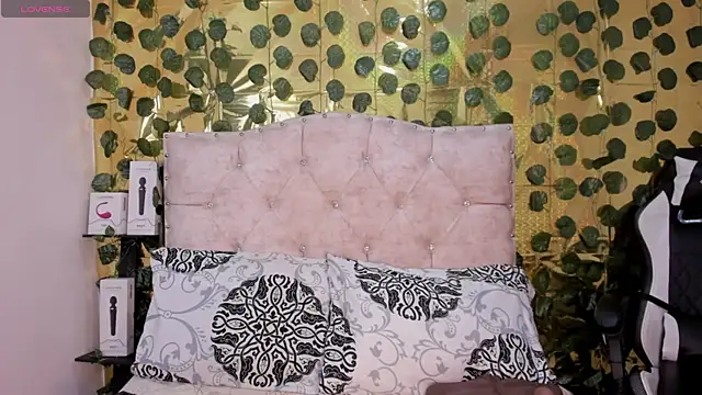 cristalconnorr online show from December 2024 05:12:01 PM