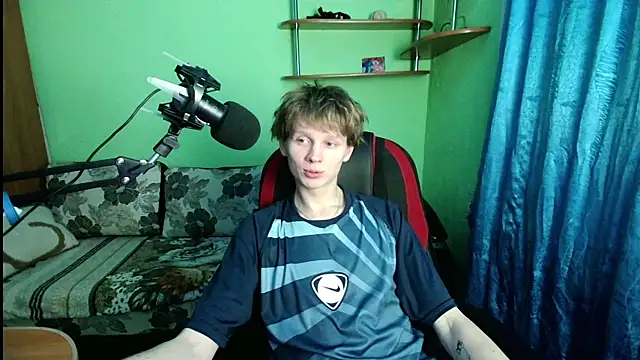 Snapshot of fameboyboo chatting on December 2025 09:53:01 PM fameboyboo online show from December 2025 09:53:01 PM