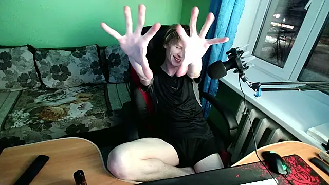 Snapshot of fameboyboo chatting on December 2025 02:45:02 PM fameboyboo online show from December 2025 02:45:02 PM