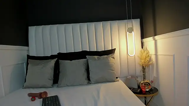 chloe zulay online show from January 2025 03:55:02 AM