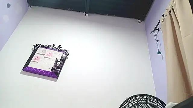 Snapshot of PetiteIvoryQueen19 chatting on December 2024 03:51:01 AM PetiteIvoryQueen19 online show from December 2024 03:51:01 AM