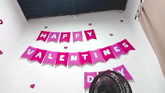 Snapshot of PetiteIvoryQueen19 chatting on February 2025 02:20:02 AM PetiteIvoryQueen19 online show from February 2025 02:20:02 AM