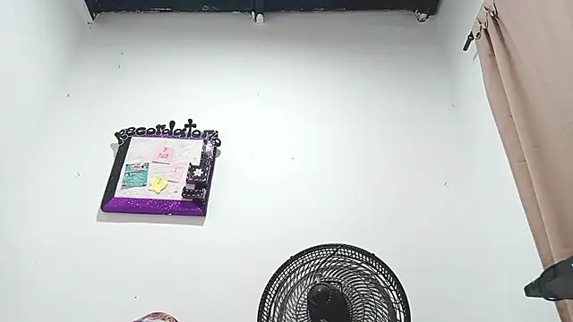 Snapshot of PetiteIvoryQueen19 chatting on March 2025 04:54:02 AM PetiteIvoryQueen19 online show from March 2025 04:54:02 AM