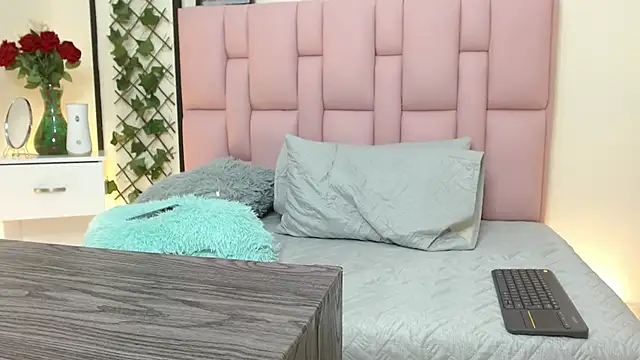 isabela ferrer  online show from February 2025 04:18:02 PM