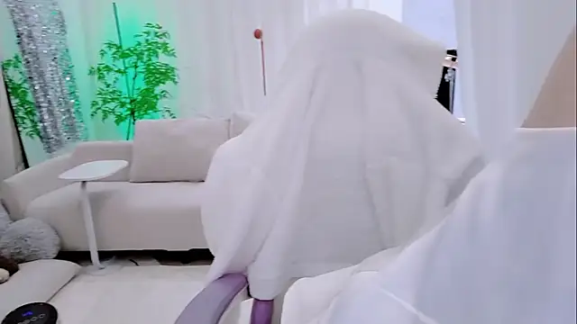 Snapshot of Vaness-a chatting on November 2025 09:04:01 AM Vaness-a online show from November 2025 09:04:01 AM