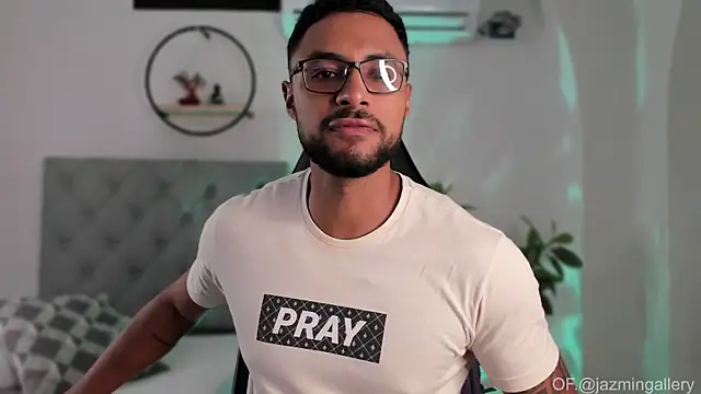 Snapshot of LiamGarcia1 chatting on December 2024 12:45:01 PM LiamGarcia1 online show from December 2024 12:45:01 PM