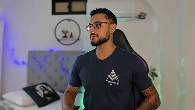 Snapshot of LiamGarcia1 chatting on January 2025 12:46:02 PM LiamGarcia1 online show from January 2025 12:46:02 PM