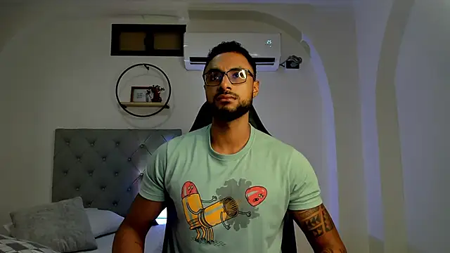 Snapshot of LiamGarcia1 chatting on February 2025 12:33:02 PM LiamGarcia1 online show from February 2025 12:33:02 PM