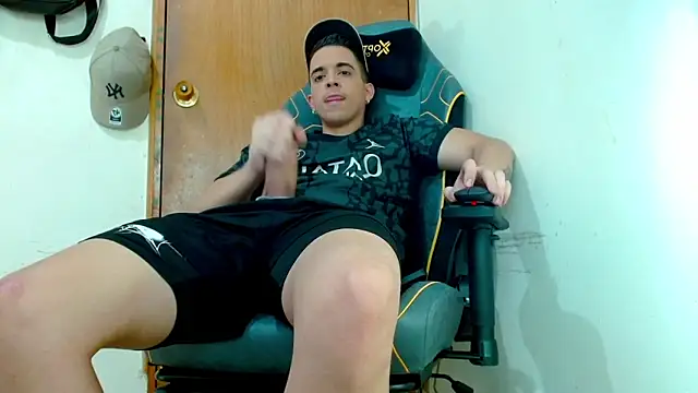 Snapshot of Danyer33 chatting on February 2026 10:54:02 PM Danyer33 online show from February 2026 10:54:02 PM