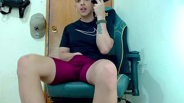 Snapshot of Danyer33 chatting on February 2026 11:03:01 PM Danyer33 online show from February 2026 11:03:01 PM