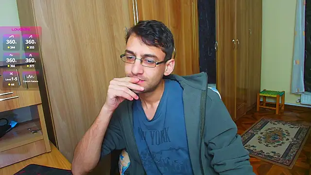 Snapshot of HungEddy chatting on December 2024 06:17:02 PM HungEddy online show from December 2024 06:17:02 PM