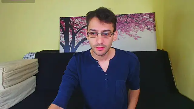 Snapshot of HungEddy chatting on October 2025 08:31:01 PM HungEddy online show from October 2025 08:31:01 PM