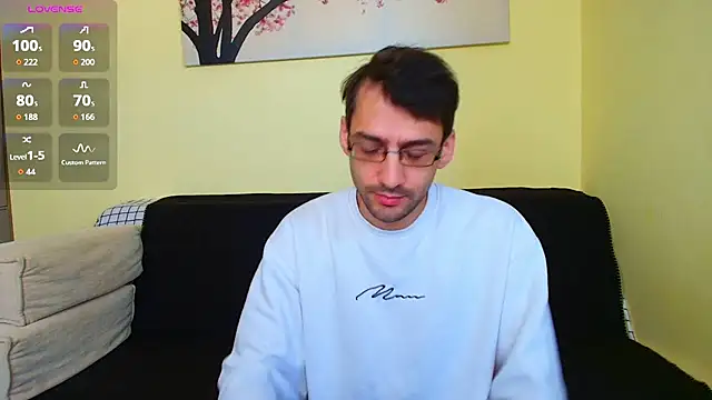 Snapshot of HungEddy chatting on November 2025 08:58:02 AM HungEddy online show from November 2025 08:58:02 AM