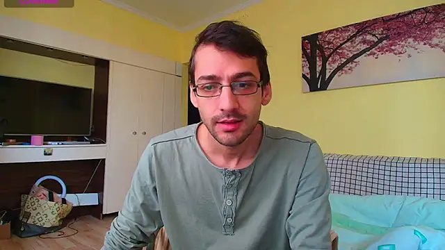 Snapshot of HungEddy chatting on December 2025 09:03:01 AM HungEddy online show from December 2025 09:03:01 AM