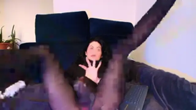 Snapshot of miabeautyxx chatting on November 2025 06:20:02 PM miabeautyxx online show from November 2025 06:20:02 PM