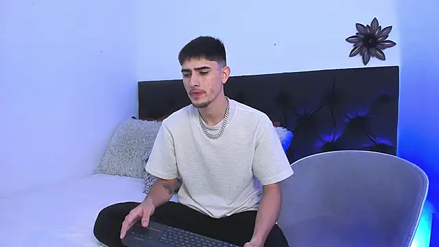 Snapshot of PhilipRich chatting on February 2025 06:23:02 PM PhilipRich online show from February 2025 06:23:02 PM