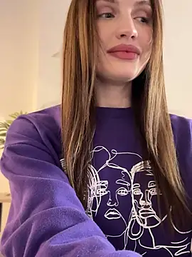 Snapshot of Molly_Muer chatting on December 2024 01:05:02 PM Molly Muer online show from December 2024 01:05:02 PM