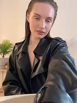 Snapshot of Molly_Muer chatting on December 2024 08:29:01 AM Molly Muer online show from December 2024 08:29:01 AM