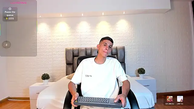 Aaron Scoot online show from March 2026 08:03:01 PM