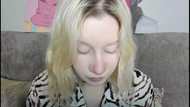 Snapshot of EnigmaSee chatting on December 2025 01:43:02 AM EnigmaSee online show from December 2025 01:43:02 AM