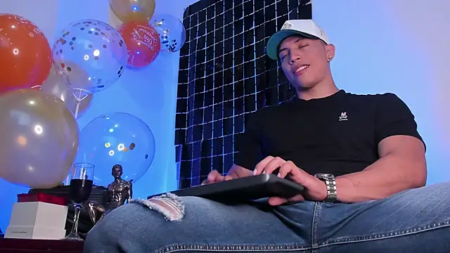 Snapshot of ThomsEvery_ chatting on March 2025 01:00:02 AM ThomsEvery online show from March 2025 01:00:02 AM