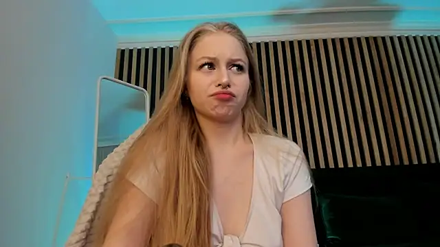 MiaMews online show from March 2025 05:13:01 PM