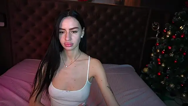 Snapshot of Snow_WhiteeeX chatting on December 2025 06:43:01 AM Snow WhiteeeX online show from December 2025 06:43:01 AM