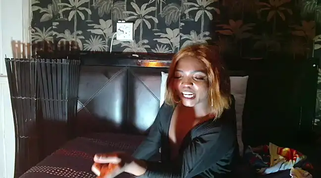 Snapshot of RoyalQueenxx chatting on March 2025 10:32:01 PM RoyalQueenxx online show from March 2025 10:32:01 PM