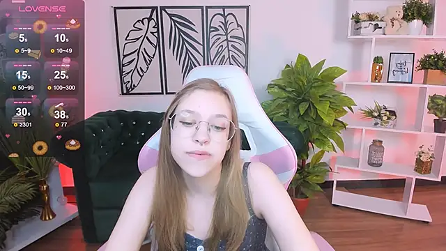 LayriantaVee online show from February 2025 06:54:01 AM