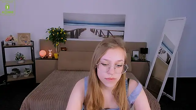 LayriantaVee online show from March 2025 01:06:02 PM