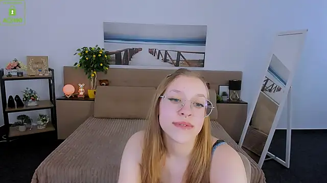 LayriantaVee online show from March 2025 10:09:01 AM