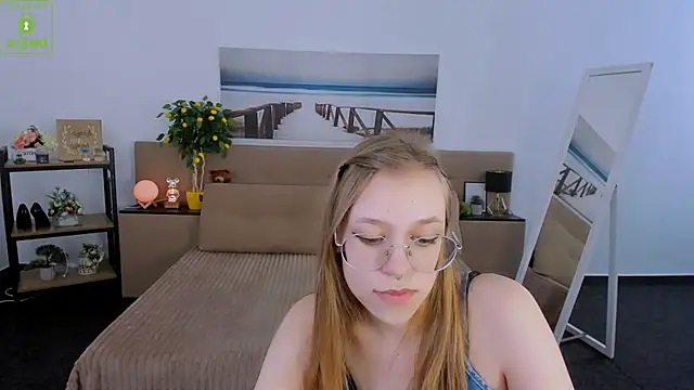 LayriantaVee online show from March 2025 01:14:02 PM