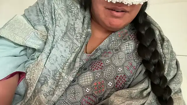 Snapshot of MashaCL chatting on October 2025 09:18:02 AM MashaCL online show from October 2025 09:18:02 AM