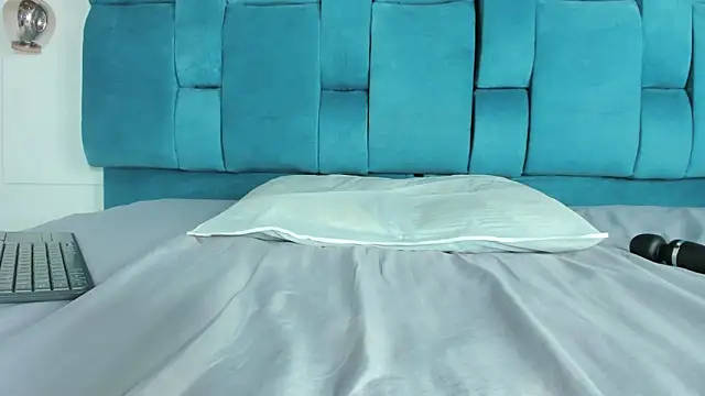 mia  fernandez online show from March 2026 07:06:01 PM